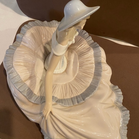 NAO PORCELAIN FIGURINE - Picture 3 of 6